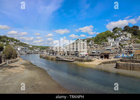 Fluss Looe, Cornwall. Ost und West Looe auf den Hügeln an beiden Seiten, mit Gehäuse und Unterkunft. Geschäfte und Restaurants an der Strandpromenade Stockfoto