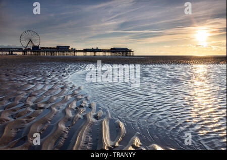 Blackpool Beach und South Pier bei Sonnenuntergang Stockfoto