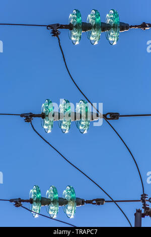 Detailansicht einer overhead Störlichtbögen Hörner auf dem elektrischen Turm verwendet, blauen Himmel im Hintergrund Stockfoto