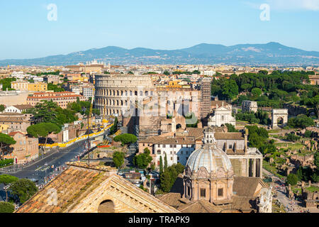 Kolosseum und der Basilika Santi Giovanni e Paolo in Rom Stockfoto