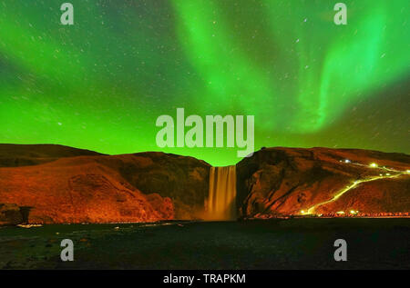 Blick auf die Northern Light an Skogafoss Wasserfall in Island. Stockfoto