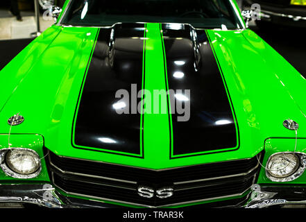 Sankt-Petersburg, Russland, 21. Juli 2017: Vorderansicht eines Green Great retro American Muscle Car Chevrolet Camaro SS. Auto außen Details. Stockfoto