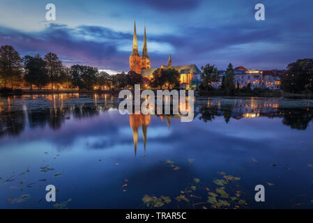 Dom in Lübeck mit Trave im Vordergrund Stockfoto