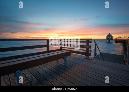 Auf der seabridge in Grömitz während der blauen Stunde und ruhige See Stockfoto