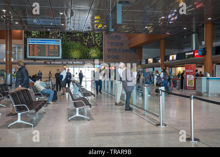 Internationale Ankunft Halle in einem Terminal Gebäude am Internationalen Flughafen von Kapstadt in Südafrika mit Menschen warten auf Fahrgäste zu gelangen Stockfoto