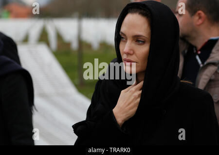 UNHCR-Sonderbotschafterin Angelina Jolie zahlt ihren Respekt zu Srebrenica Opfer bei einem Besuch in der Gedenkstätte in der Nähe von Srebrenica, Bosnien. Stockfoto