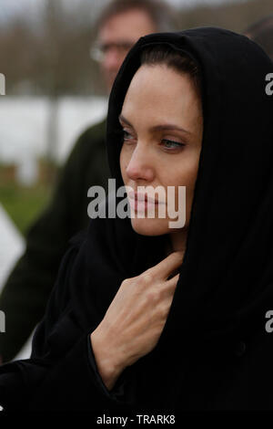 UNHCR-Sonderbotschafterin Angelina Jolie zahlt ihren Respekt zu Srebrenica Opfer bei einem Besuch in der Gedenkstätte in der Nähe von Srebrenica, Bosnien. Stockfoto