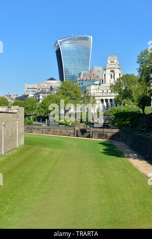 Blick über London Tower Graben in Richtung Tower Hill und der Stadt, London, Vereinigtes Königreich Stockfoto