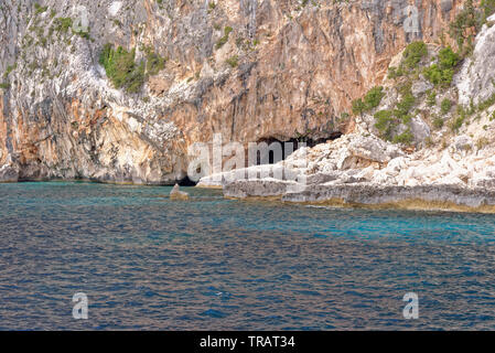 Cala Dei Gabbiani, ein schmaler Sandstrand unter hohen Kalkfelsen, Golf von Orosei und Gennargentu Nationalpark, Baunei, Sardinien, Italien, 20. Mai 2019 Stockfoto