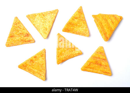 Nacho Chips auf weißem Hintergrund, ungesunde Junk feuerte Essen Stockfoto