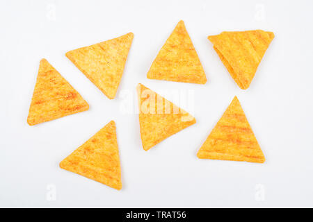 Dreieck Nacho Chips auf weißem Hintergrund Stockfoto