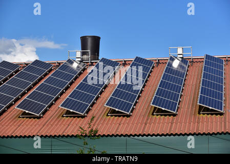 Solarmodul auf dem Bauernhof stabiles Dach aus Wellblech. Stockfoto