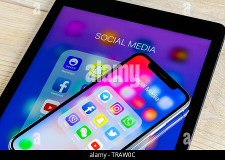 Sankt-Petersburg, Russland, 2. Juni 2018: Apple iPhone und iPad mit Ikonen der Social Media Facebook, Instagram, Twitter, snapchat Anwendung auf dem Bildschirm Stockfoto