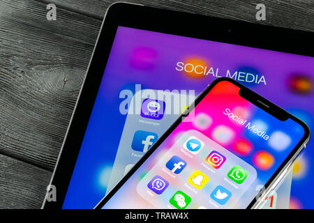 Sankt-Petersburg, Russland Juni 8, 2018: Apple iPhone und iPad mit Ikonen der Social Media Facebook, Instagram, Twitter, snapchat Anwendung auf dem Bildschirm Stockfoto