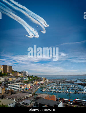 De - Devon: RAF Red Arrows Display Team über Torbay mit Torquay Hafen und Stadt in den Vordergrund. (Torbay Airshow, eine zweitägige Veranstaltung am 1. Juni und 2. Stockfoto