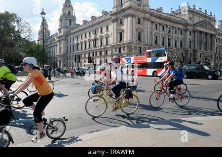 Radfahrer Ecke drehen von der Brücke St Zyklus nach Hause nach der Arbeit reiten Fahrräder in der Nähe von Häusern des Parlaments über die City Road Westminster London UK KATHY DEWITT Stockfoto