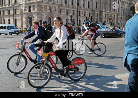 Radfahrer Touristen Radfahren Santander Fahrrad mieten Fahrräder in der Nähe der Houses of Parliament in Westminster Sommer London England Großbritannien Europa KATHY DEWITT Stockfoto