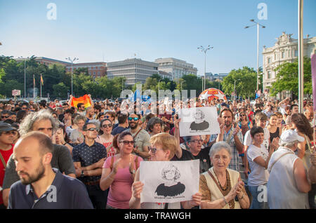 Madrid, Spanien. 1. Juni 2019. Hunderte Leute an Cibeles Platz versammelt Manuela Carmena zu Bürgermeisterin von Madrid nach seiner Niederlage bei den Kommunalwahlen, die am vergangenen Sonntag nahm weiterhin zu verlangen. Credit: Lora Grigorova/Alamy leben Nachrichten Stockfoto