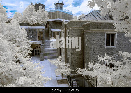 Ein Innenhof inmitten Gebäude aus Stein in einer steifen Infrarot Fotografie Stockfoto