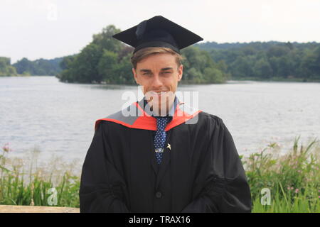 Staffordshire University Graduate, junger Mann, am Tag der Promotion in Trentham Gardens, Stoke-on-Trent Stockfoto