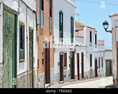 Eine typische kleine Gasse in der kleinen Stadt von Arico Nuevo auf der Kanarischen Insel Teneriffa. Der linken Reihe der Häuser, dicht gepackten würfelförmigen Häuser Stockfoto