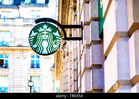 Starbucks Logo an der Fassade eines Gebäudes (Green Park, London, UK) Stockfoto