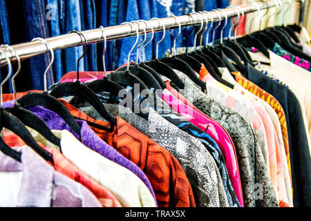 Vintage japanische Kimonos und haori Jacken hängen auf einer Schiene an der Brick Lane Vintage Markt, London, UK Stockfoto