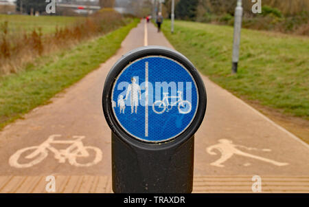 Anmelden an einem Radweg informieren Radfahrer und Fußgänger von der Seite der Bahn. Stockfoto