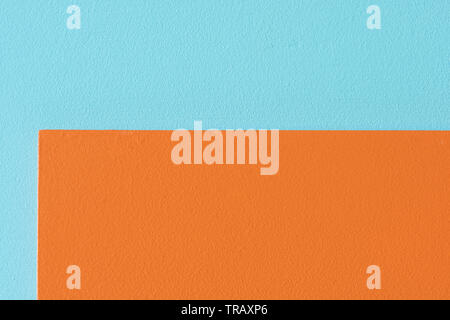 Close up abstraktes Bild von orange und hellblau gestrichenen Holzplatten Stockfoto