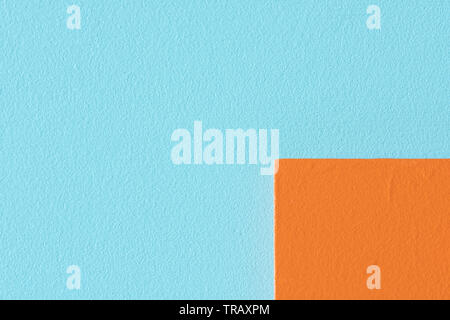 Close up abstraktes Bild von orange und hellblau gestrichenen Holzplatten Stockfoto