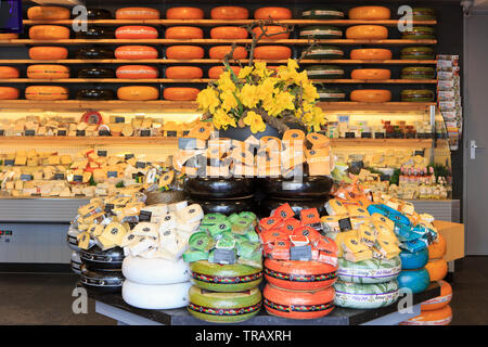 Eine große Auswahl an farbenfrohen Gouda Käse Kugeln an der traditionellen Käse Store ''t Kaaswinkeltje" in Gouda (South Holland), Niederlande Stockfoto