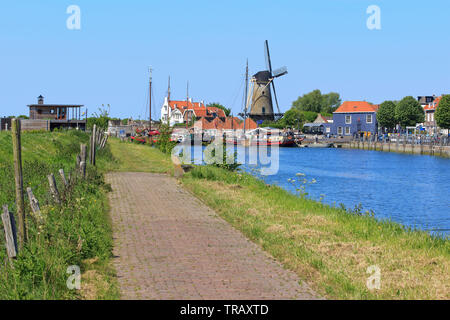 Schönen hölzernen Segeln Boote entlang des 18. Jahrhunderts Mühle 'De Haas' ab 1727 in Zierikzee (Zeeland), Niederlande Stockfoto