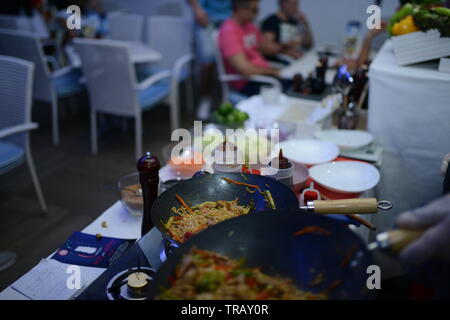 Der Küchenchef kocht im Restaurant Stockfoto