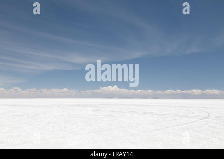 Leere Flächen mit Reflexionen auf dem Salar de Uyuni, tagsüber Stockfoto