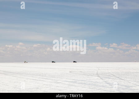 Autos fahren über den Salar de Uyuni, tagsüber Stockfoto