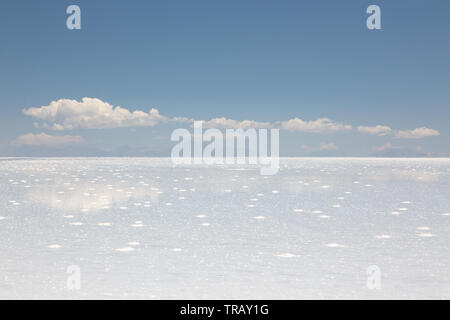 Leere Flächen mit Reflexionen auf dem Salar de Uyuni, tagsüber Stockfoto