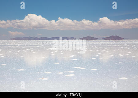 Leere Flächen mit Reflexionen auf dem Salar de Uyuni, tagsüber Stockfoto