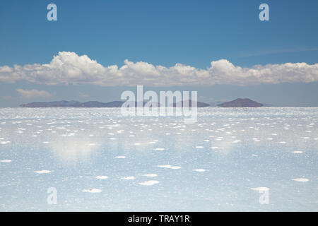 Leere Flächen mit Reflexionen auf dem Salar de Uyuni, tagsüber Stockfoto