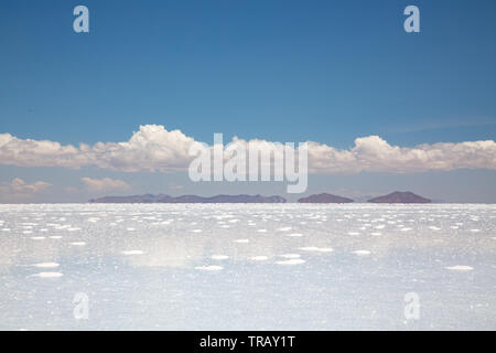 Leere Flächen mit Reflexionen auf dem Salar de Uyuni, tagsüber Stockfoto