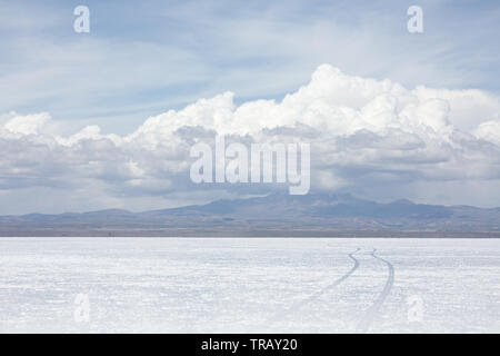 Leere Flächen mit Reflexionen auf dem Salar de Uyuni, tagsüber Stockfoto