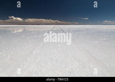 Leere Flächen mit Reflexionen auf dem Salar de Uyuni, tagsüber Stockfoto