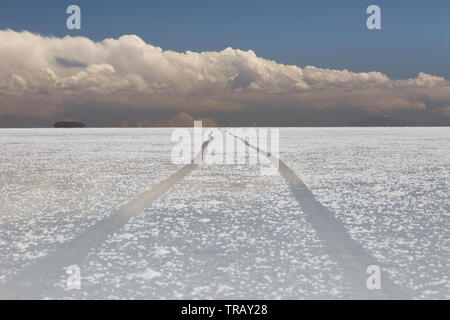 Leere Flächen mit Reflexionen auf dem Salar de Uyuni, tagsüber Stockfoto