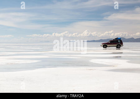 Autos fahren über den Salar de Uyuni, tagsüber Stockfoto