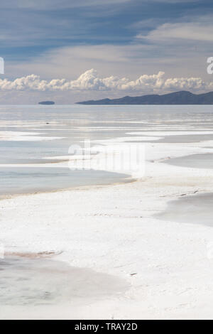 Leere Flächen mit Reflexionen auf dem Salar de Uyuni, tagsüber Stockfoto