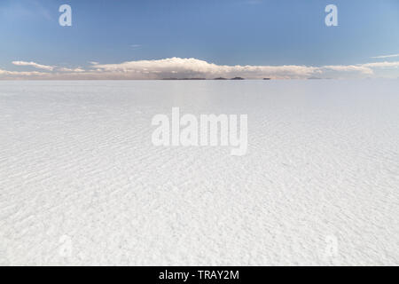 Leere Flächen mit Reflexionen auf dem Salar de Uyuni, tagsüber Stockfoto