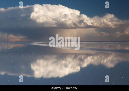 Farbenfroher Sonnenuntergang Wolken auf dem Salar de Uyuni, Bolivien, während der nassen Jahreszeit wider Stockfoto