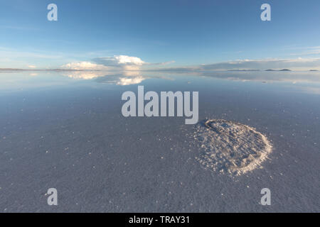 Leere Flächen mit Reflexionen auf dem Salar de Uyuni, tagsüber Stockfoto