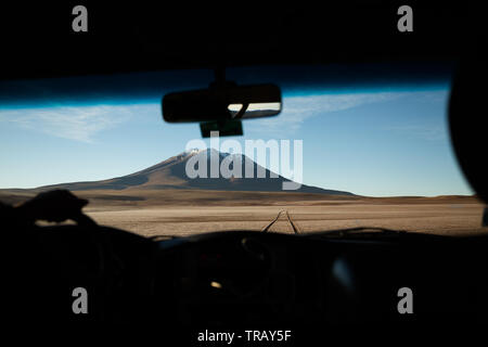 Fahren auf Feldweg in Richtung einer vulkanischen Gipfel auf dem bolivianischen Altiplano. Stockfoto