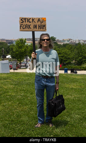 Washington, D.C., USA. 1. Juni 2019. Mann mit langen grauen / graue Haare hält bis Schild, kreuzen Sie eine Gabel in ihm", am Nationalen März Anzuklagen am 1. Juni 2019, auf dem Washington Monument in Washington, D.C., USA, durch die Leute verlangen Aktion organisiert. Die Absicht der Demonstration wurde in Frage zu stellen, warum Kongress nicht konnte seine gemäß der Verfassung verpflichtet, als eine Überprüfung auf impeachable Handlungen der Exekutive, die zur Zeit von Präsident Donald Trump, Bauträger, World Wrestling Entertainment Darsteller besetzt zu dienen, und der ehemalige Reality Show Star. Kay Howell/Alamy Stockfoto