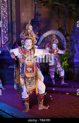 Ubud, Bali, Indonesien. 24. Mai, 2019. Der Tanz von männlichen Tänzerinnen auf Teufel Masken aufgerufen, Jauk - Traditionelle Legong & Barong Tanz. Stockfoto